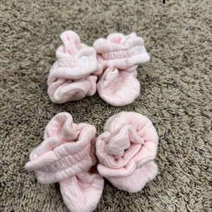 Burt’s bees Soft Pink Baby Booties